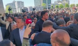 Özgür Özel'e Sırrı Süreyya Önder için düzenlenen törenin ardından fiziksel saldırı... Saldırgan gözaltına alındı