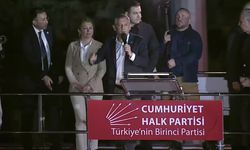 Özgür Özel'e yapılan saldırı sonrası yurttaşlar CHP Genel Merkezi'nde... Özgür Özel: CHP, böyle bir provokasyonla iktidar yürüyüşü durdurulacak bir parti asla değildir