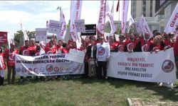 Sağlık personelleri, Sağlık Bakanlığı önünde toplandı... Genel Sağlık İş Sendikası Genel Başkanı: "Toplu sözleşme masalarında orta oyun sergilenmektedir"