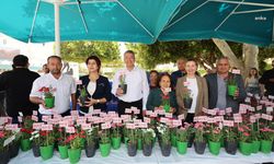 Silifke Belediyesi'nden annelere çiçek sürprizi 