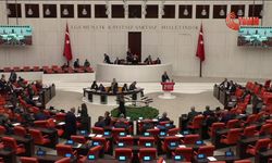TBMM Genel Kurulu'nda 'Free İmamoğlu' pankartı tartışması... Murat Emir: Seçilmiş belediye başkanının resimleri her yerde olur. alışacaksınız buna