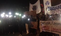 Üniversite öğrencileri "Nureddin Yıldız" protestosunda gözaltına alınan arkadaşlarına destek için Vatan Emniyet'e gitti