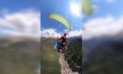 Yamaç paraşütü pilotu Ayşenur Katırcı'nın Uzungöl manzarası eşliğinde yaptığı atlayış sosyal medyada beğeni topladı
