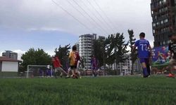 Yenişehir Belediye Başkanı Özyiğit, çocukların halı saha talebini geri çevirmedi