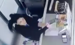Mesai arkadaşını acımasızca dövdü!