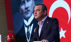 Antalya'da parka ''Free İmamoğlu'' pankartı asıldı... Özgür Özel: "Ekrem İmamoğlu’nun posterlerini İstanbul’da yasakladınız, biz tüm Türkiye’ye astık"