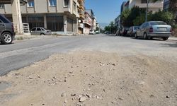 Bornova Belediye Başkanı Eşki, yol ve kaldırım çalışması yapılacak sokağı inceledi