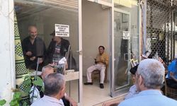 Çay içip ücret ödemeden gidenlerden bıkan esnaf cama uyarı yazısı astı: "Kimse yanındakine güvenip çay içmesin, herkes içtiği çayın parasını versin"