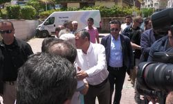 CHP Lideri Özel, Ferdi Zeyrek için düzenlenen hayır yemeğine katıldı, kabrini ziyaret etti