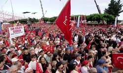 CHP’nin “Millet İradesine Sahip Çıkıyor” mitingi… İmamoğlu’nun mesajı: “Toplumun ayakta kalabilmesi için önce hukuka, sonra da birbirine güvenmesi gerekir. Bu güven kaybolduğunda ne siyaset ahlaki kalır ne insanlar birbirine tutunabilir”