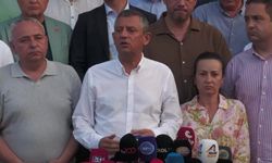 Ferdi Zeyrek hayatını kaybetti... Hastane önünde açıklama yapan Özgür Özel: "Ben aklımın yarısını, kalbimin yarısını kaybettim"