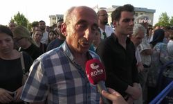 Ferdi Zeyrek'in hayatını kaybetmesinin ardından Manisalılar hastane önünde: "7’den 70’e çok üzgünüz. Manisa çok büyük bir değerini kaybetti"