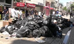 İzmir Büyükşehir Belediye Başkanı Tugay, grev nedeniyle biriken çöpleri vatandaşlarla birlikte topladı 