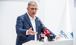 İzmir'de devam eden grev... Cemil Tugay: ''Benim hiçbir çalışma arkadaşım alacağı maaşa göre siyasi duruşunu belirlemez, insanlık onurunu kimsenin hesaplarına da tahvil etmez''