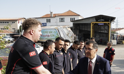 Kütahya Belediye Başkanı Kahveci, görevi başındaki personelle bayramlaştı