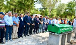 Marmaris depreminde panik atak geçirerek hayatını kaybeden 14 yaşındaki Günlü, Fethiye’de toprağa verildi