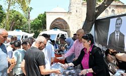 Muratpaşa Belediyesi, Ferdi Zeyrek hayrına helva dağıttı