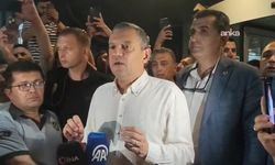 Özgür Özel, Ferdi Zeyrek'in tedavi gördüğü hastanenin önünde açıklama yaptı: Ferdi Başkan'ın kalbi 70 dakika sonra yeniden çalıştı