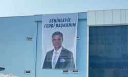 “Seninleyiz Ferdi Başkanım” pankartı hastane duvarına asıldı