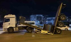 Demir rulo yüklü dorse ortadan ikiye ayrıldı