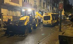 Küçükçekmece’de minibüs yağmur sonrası çöken yola düştü