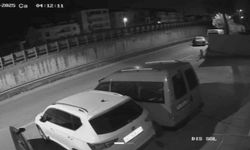 İterek çaldıkları otomobile "kontak" ararken yakalandılar