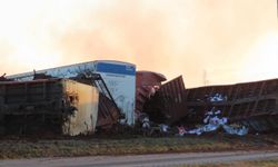 ABD'de kükürt taşıyan tren devrildi, çevreye zehirli gaz yayıldı