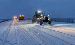 Aşkale'de sabahın ilk ışıklarıyla karla mücadele çalışması