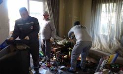 Bakımevine yerleştirilen yaşlı adamın evinden 2 kamyon çöp çıktı