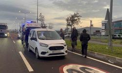 Başıboş köpeğe çarpan aracın sürücüsü yaraladı