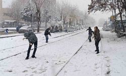 Batman'a uzun yıllar sonra lapa lapa kar yağdı, vatandaşlar sokağa döküldü