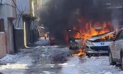 Batman'da soğuk havada çalışmayan araç alev aldı