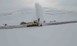 Bayburt'un köy yollarında karla mücadeleye başlandı