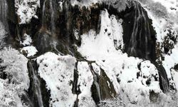Beyaz gelinliğini giyen Girlevik Şelalesi kışın da göz kamaştırıyor