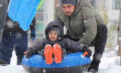 Bolu'da kar yağışının tadını çocuklar çıkardı: Parklar kayak pistine döndü