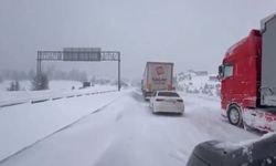 Bolu'da yoğun karda tırlar rampayı çıkamadı: Gerede-Samsun yolu ulaşıma kapandı