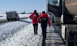 Cizre Kızılay'dan yolda kalan tır şoförlerine sıcak destek