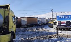 Cizre'de kar esareti: Yollar buz pistine döndü
