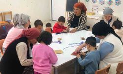 Çocuklar anneleriyle birlikte geleneksel kilim dokumayı öğrendi