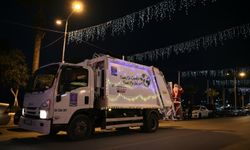 Çöp kamyonlarını ışıklarla süsleyen Kuşadası Belediyesi, yeni yılda çevre temizliğine dikkat çekti