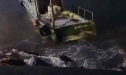 Dalgalarla savrulan balıkçı teknesinin kurtarılma anları ortaya çıktı