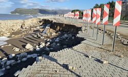 Dev dalgalar Cide-Bartın yoluna zarar verdi