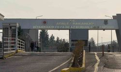 Diyarbakır'da 11'inci yargı paketi heyecanı: Aileler cezaevi önünde toplandı