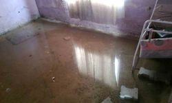 Evlerini su basan aile, geçici olarak lojmana yerleştirildi