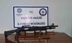 Gönen'de ruhsatsız silah ve 3 çalıntı motosiklet ele geçirildi