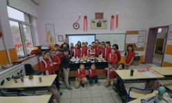 İlkokul öğrencileri sınıfta Regaip Kandili kutlaması yaptı
