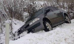 Kar kazayı beraberinde getirdi, yan yatan otomobildeki 4 kişi yaralandı