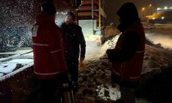 Kar sebebiyle kapanan yolda ekiplerden vatandaşlara sıcak içecek ikramı