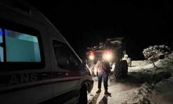 Karda mahsur kalan ambulansı, ekipler kurtardı