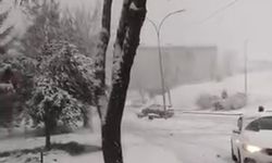 Karlı yolda kontrolden çıkan otomobilin kaza anı kamerada